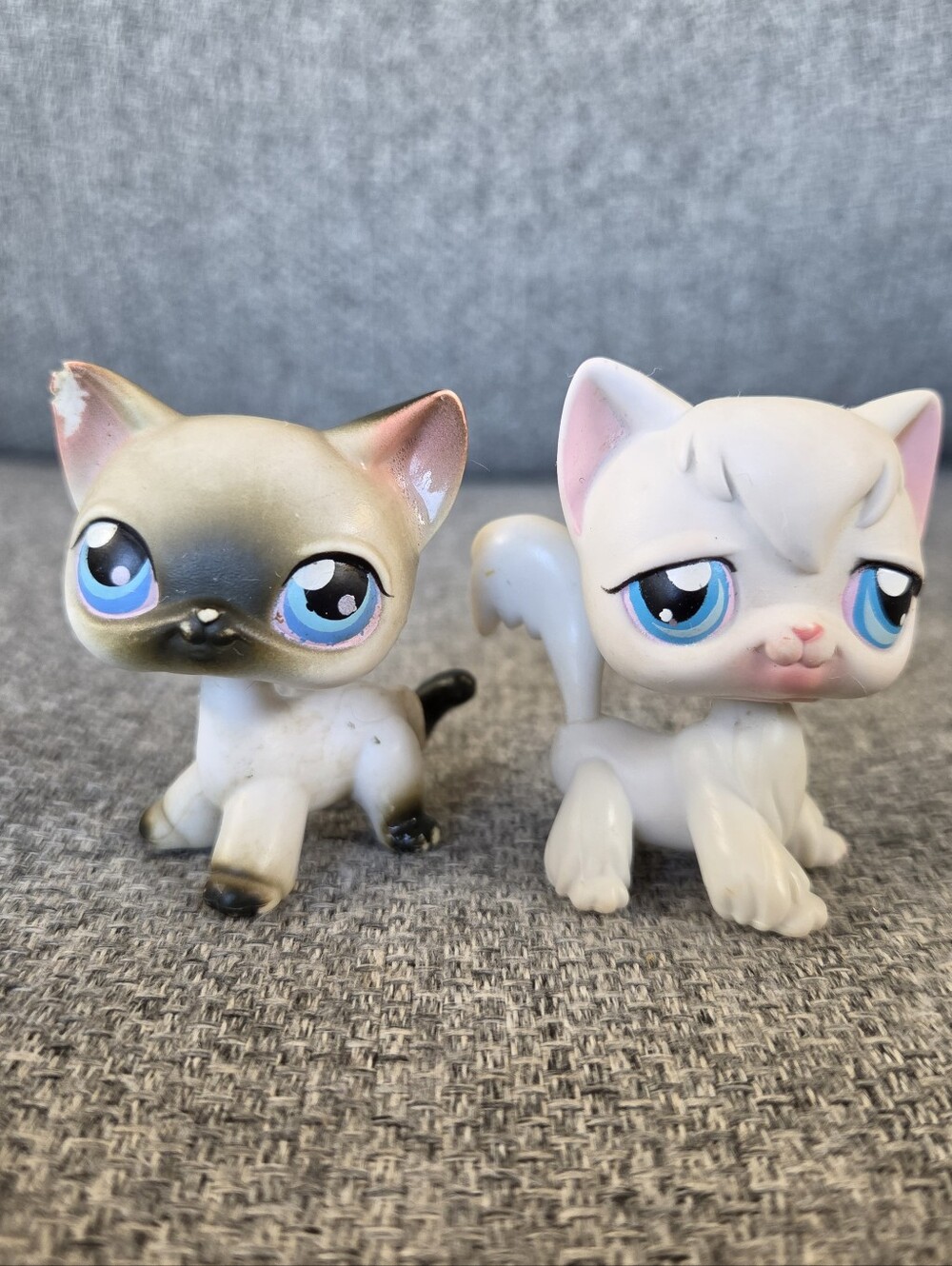 Littlest Pet Shop LPS #9 long-haired cat and #5 siamese cat read Littlest Pet